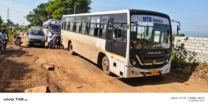 యానాదివెట్టు రోడ్డుపై దిగబడిన బస్సు