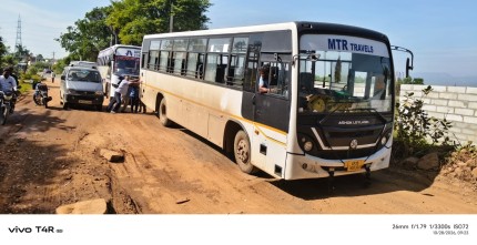 యానాదివెట్టు రోడ్డుపై దిగబడిన బస్సు