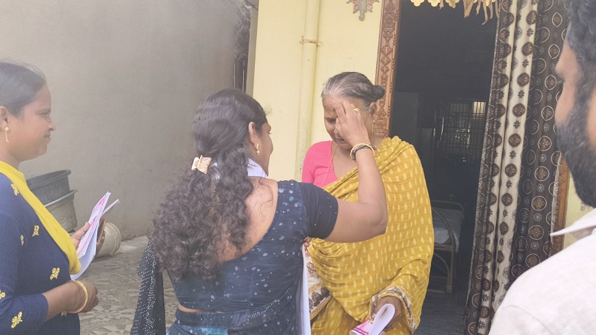 బొట్టు పెట్టి ఓటు అభ్యర్థిస్తున్న ఇందిరానగర్ ఎంపీటీసీ అభ్యర్థి ఎం. సుజాత