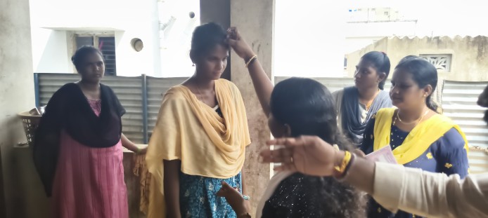 బొట్టు పెట్టి ఓటు అభ్యర్థిస్తున్న ఇందిరానగర్ ఎంపీటీసీ అభ్యర్థి ఎం. సుజాత